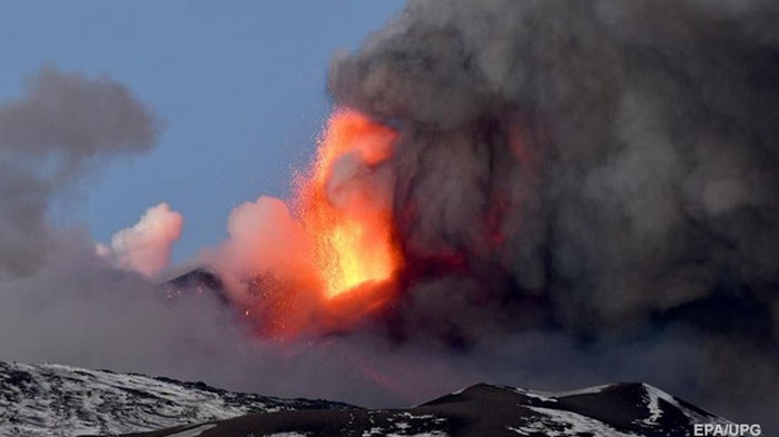 На Сицилии продолжается извержение вулкана Этна (видео)