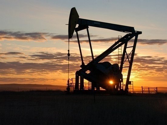Цена нефти снизилась ниже $50 за баррель на фоне переговоров о снижении добычи