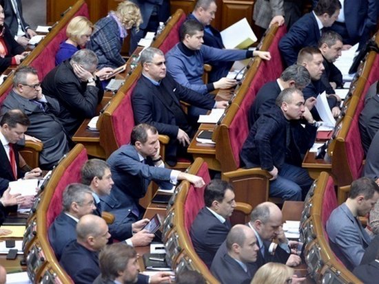 Верховная Рада не повысила зарплаты народным депутатам