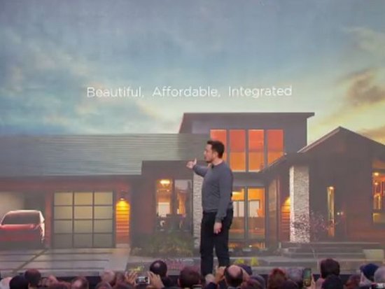 Илон Маск представил солнечную крышу для дома (видео)