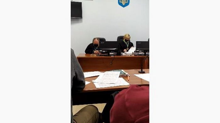 В Чернигове судья заснул во время заседания (видео)