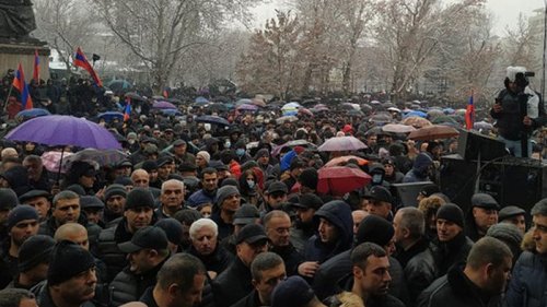 В Ереване вспыхнули протесты, возводятся баррикады