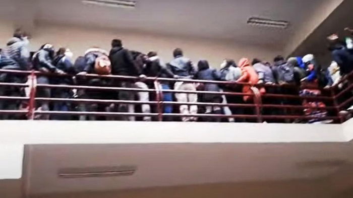 В Боливии из-за невыдержавшего ограждения разбились студенты (видео)