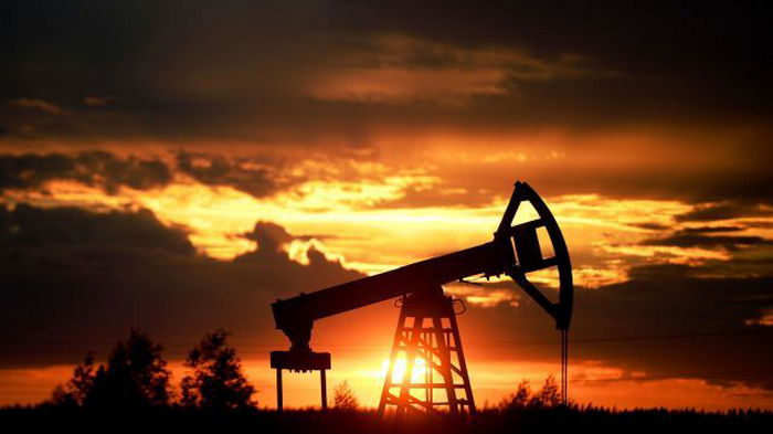 Цены на нефть снижаются из-за укрепления доллара