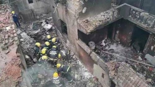 В Китае самолет упал на жилые дома, есть жертвы