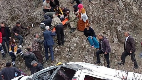 В Турции автобус сорвался со скалы, погибли дети (фото)