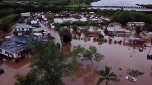 На Гавайях наводнение разрушило дома и мосты (видео)