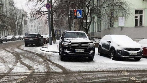 Арахамия припарковался у ОП на пешеходном переходе - СМИ (фото)