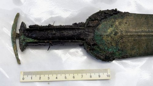 Уникальная находка в Дании. Бронзовый меч возрастом 3000 лет отлично сохранился: фото