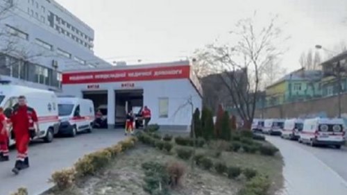 В Киеве скопилась очередь из скорых к больнице