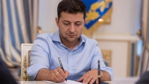 Зеленский поручил организовать празднование 25-летия Конституции Украины