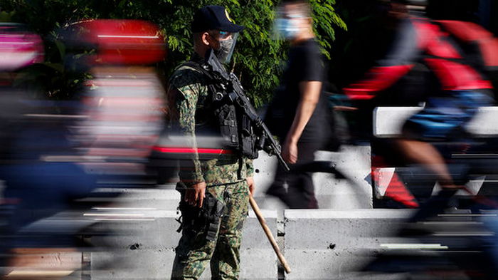 На Филиппинах полицейские заставили нарушителя карантина сделать 300 приседаний, он умер