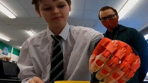 В Британии учитель распечатал протез для школьника (видео)