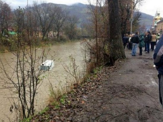 В Рахове автомобиль слетел в реку Тиса (фото)