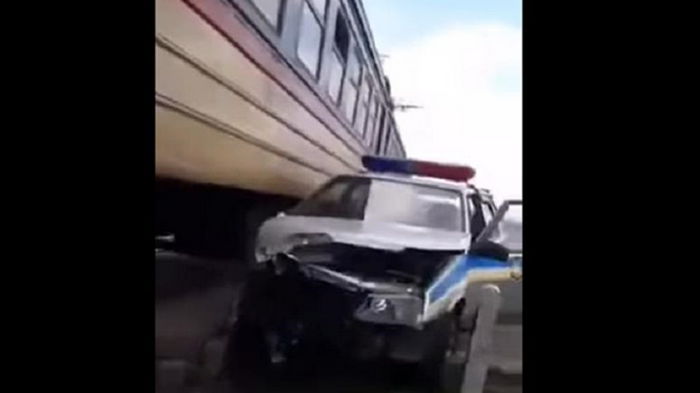 Пригородная электричка протаранила авто полиции (видео)