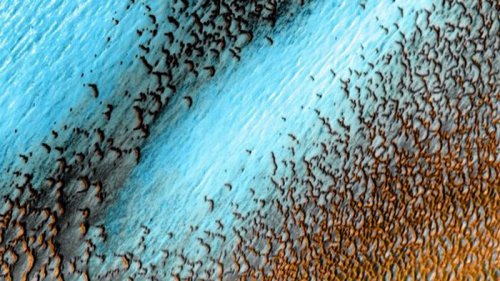 NASA показало голубые дюны на Марсе и объяснило, как они посинели – фото