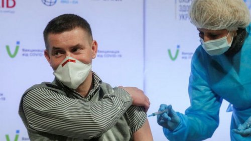 В Киеве за месяц вдвое выросло число желающих вакцинироваться от коронавируса – опрос