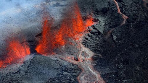 Два туриста погибли во время извержения вулкана на острове в Индийском океане