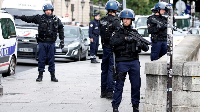Уроженец Туниса напал на полицейский участок во Франции: одна сотрудница погибла