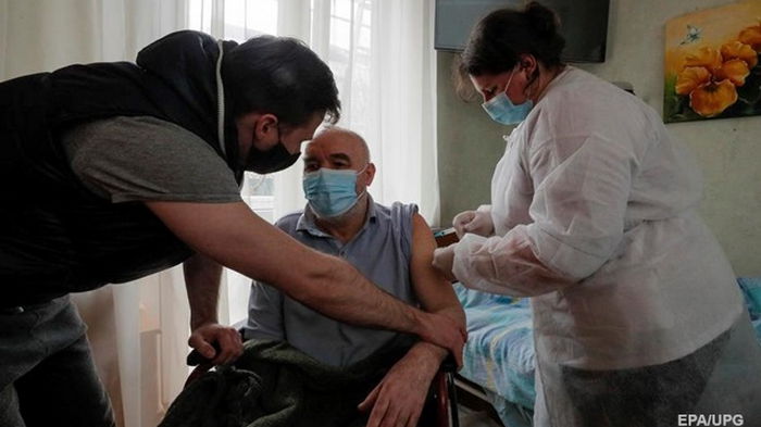 В Украине двумя COVID-дозами привито 303 человека