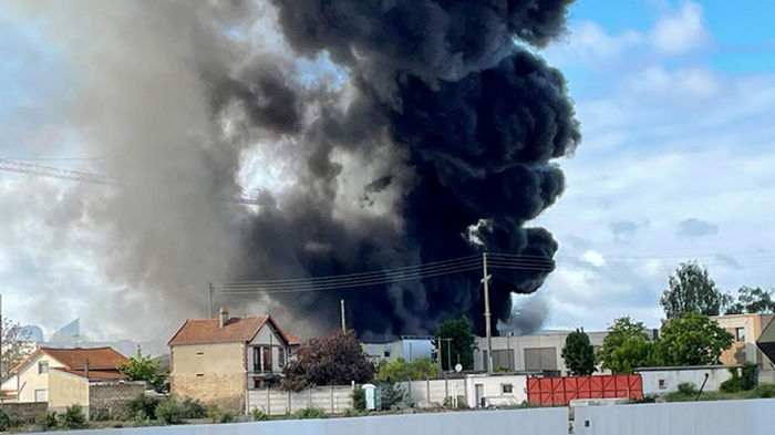 Под Парижем горит химический завод (фото)