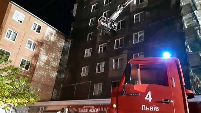 Во Львове из-за возгорания многоэтажки эвакуировали жильцов дома (видео)
