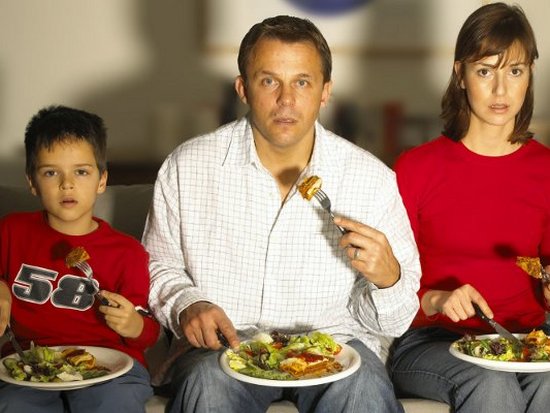 Употреблять пищу перед телевизором вредно — ученые