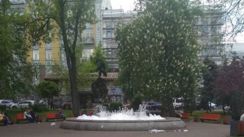 В первый день работы фонтанов в Киеве в один налили мыла (фото)