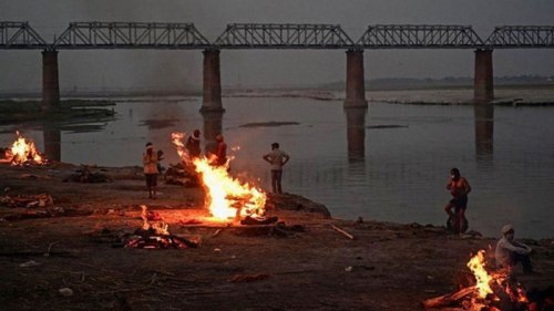 В Индии на берег реки вынесло сотни мертвецов (фото)