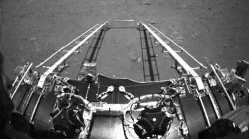 Китайский аппарат Чжужун сошел с платформы на поверхность Марса