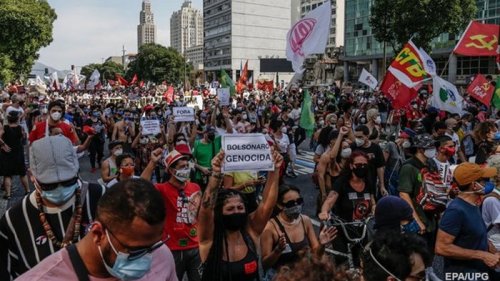 В Бразилии прошли протесты из-за политики президента по борьбе с COVID (видео)