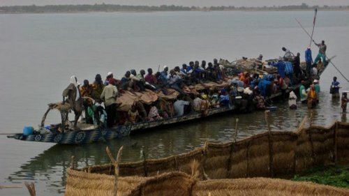 В Нигерии при опрокидывании лодки пропали без вести 100 человек