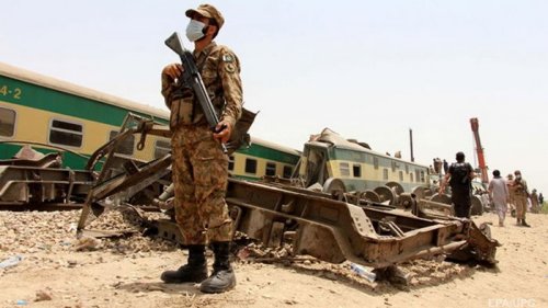 Число жертв железнодорожной аварии в Пакистане выросло