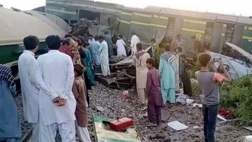 В Пакистане столкнулись поезда: погибли более 30 человек (видео)