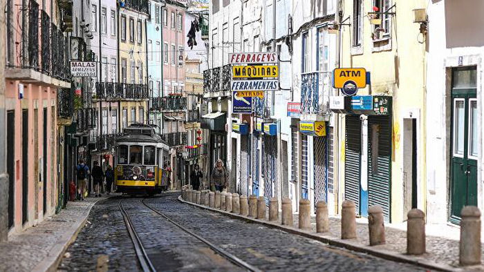 В Португалии власти решили закрыть Лиссабон на выходные из-за всплеска COVID-19