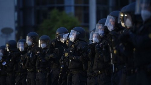 В Берлине 60 полицейских пострадали при попытке проинспектировать сквот