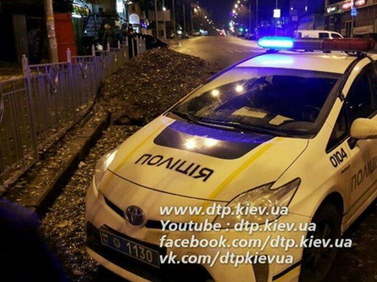 В Киеве пьяные прохожие сильно избили полицейскую