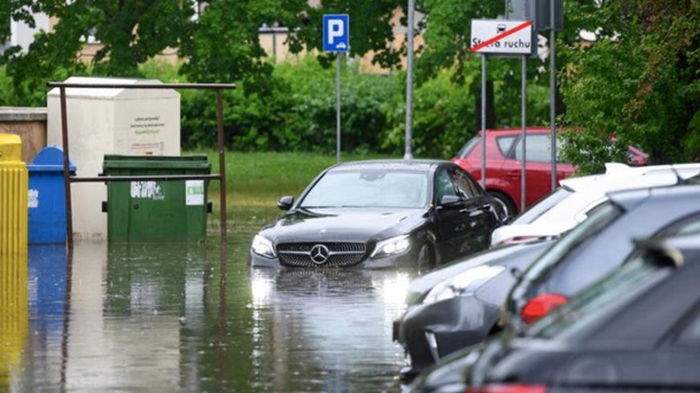 В Польше из-за урагана сорваны крыши и затоплены улицы (фото)