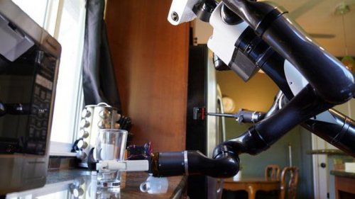 Toyota представила робота-помощника по дому, который снимает себя на селфи-камеру (видео)