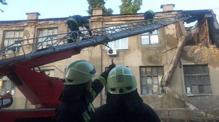 В Одессе рухнула часть здания завода (фото)