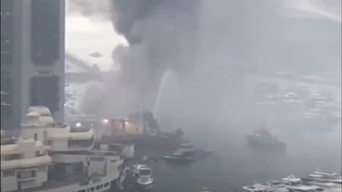 В Гонконге при пожаре затонули 10 яхт (видео)