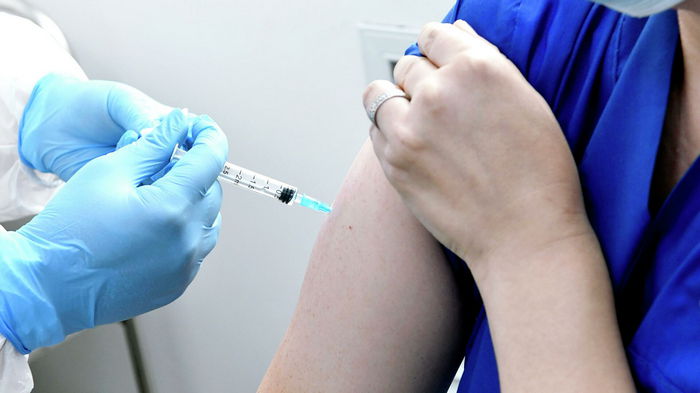 Исследование показало эффективность комбинации вакцин AstraZeneca и Pfizer