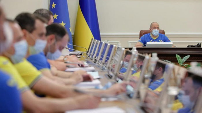 На заседание Кабмина все министры пришли в футболках сборной Украины (видео)
