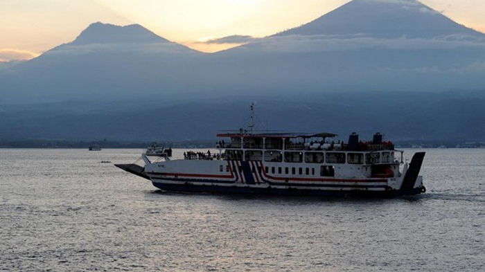 В Индонезии затонуло судно с 56 людьми на борту