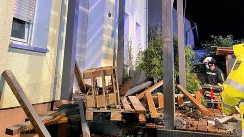 В Германии девять человек пострадали при обрушении балкона (видео)
