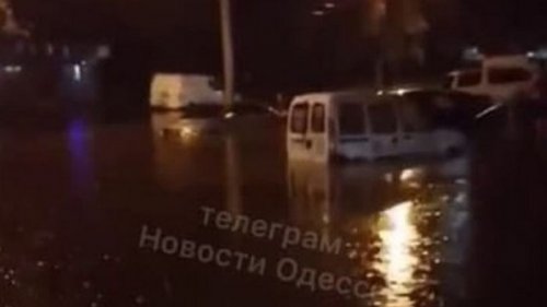 Улицы Одессы ушли под воду после грозы (видео)