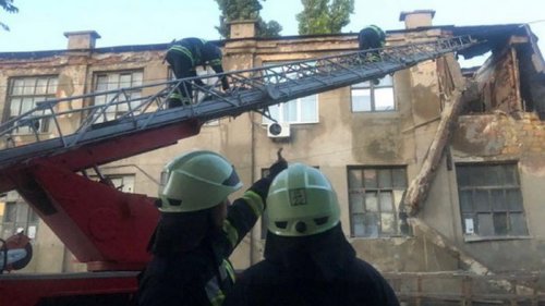 В Одессе рухнула часть здания завода (фото)
