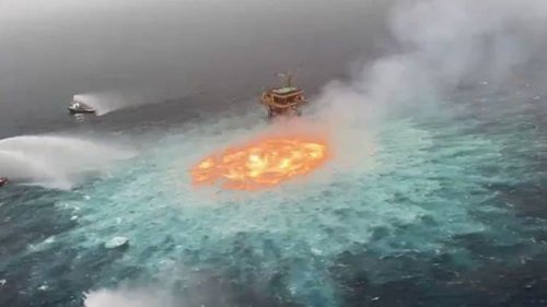 В Мексиканском заливе горит подводный нефтепровод