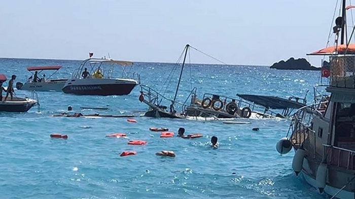 В Турции затонул катер с туристами, погиб ребенок (видео)