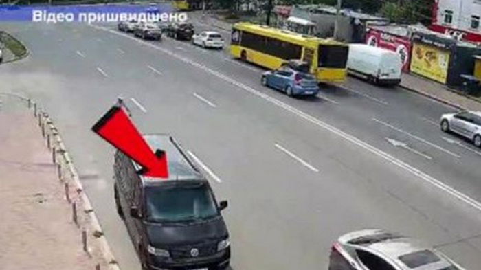 В Киеве авто без водителя пересекло шестиполосную дорогу (видео)